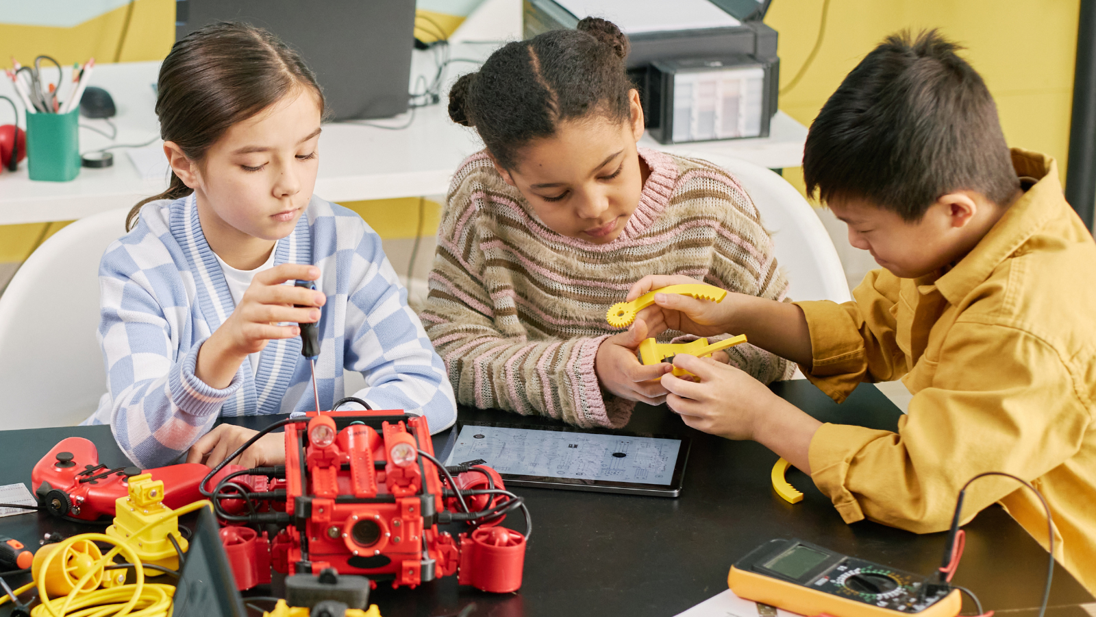 Kids in STEM photo Kids working on STEM projects together in a group with robots